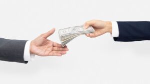 Una persona le da dinero a otra como reembolso por una avería en motor puretech